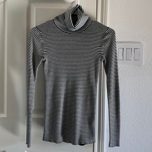 BANANA REPUBLIC STRIPED TURTLENECK